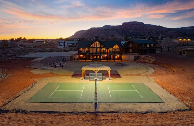 Luxury Cabin: Hot Tub, Firepit, Pickleball, Views!