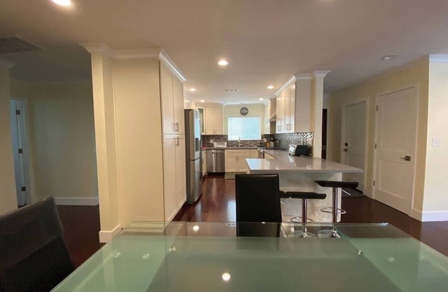 Luxury Carbon Neutral 4-Suite Home w/Pool, Laundry