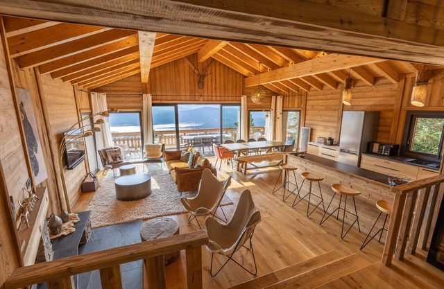 Luxury chalet with lake view, SPA/Heated swimming pool, 300m from the ski slopes