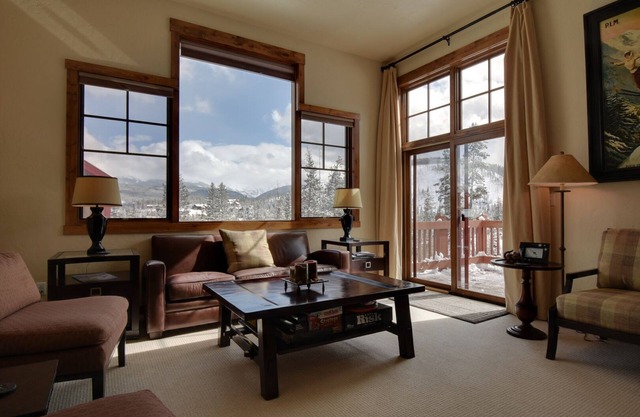Luxury, END UNIT townhome w/amazing views & privacy. High-end furnishings. Cozy.