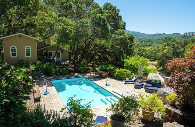 Luxury Estate: Grand Piano, Pool & Hot Tub