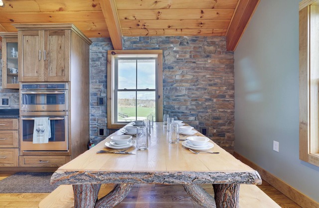 Luxury Farmhouse! Private Hiking Trails - Endless Views - Firepit - 4 Fireplaces