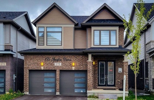 Luxury House in Hamilton, Next to John C. Munro Hamilton Airport.