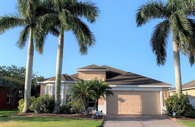 Luxury Lakeside Villa. Close to Beaches, Golf and Shops