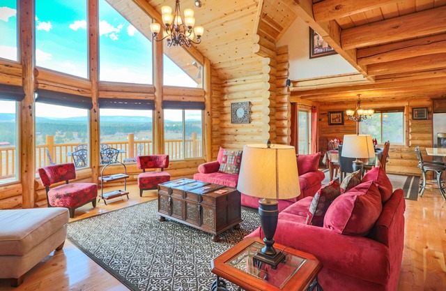 Luxury Lodge, 3 Bdrm Suites, Mtn Views of Nat’l Forest