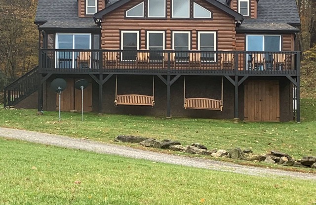 Luxury Lodge with stream in backyard