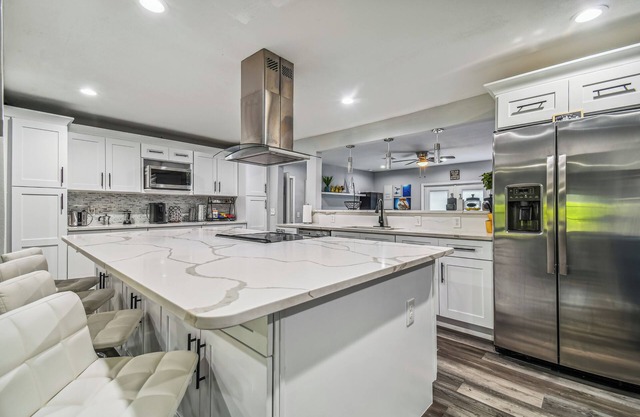 Luxury Modern spacious 5Bedroom/3Bathroom, Theater room a game room and pool.