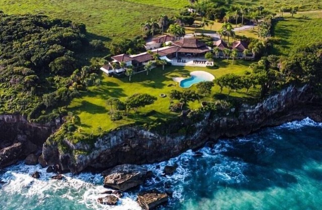 Luxury Oceanfront Villa w/Pool and cliffside tub