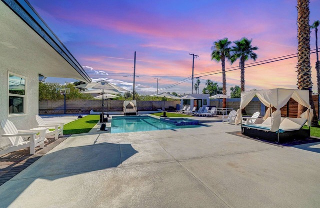 Luxury Poolside Cabana Retreat - Spa-Casita-GlowPits-MiniGolf-BBQ