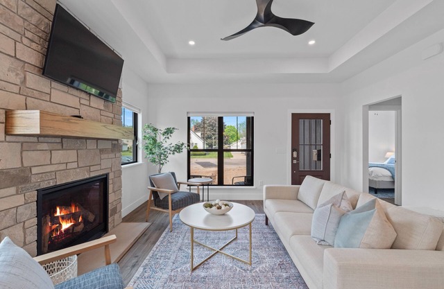 Luxury Property-Walk to lake and downtown Lake Geneva. Pet Friendly, Sleeps 8