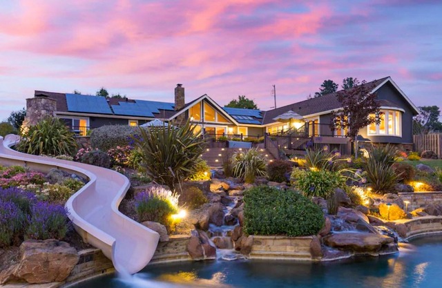 Luxury property with private pool, hot tub, outdoor kitchen & tennis court