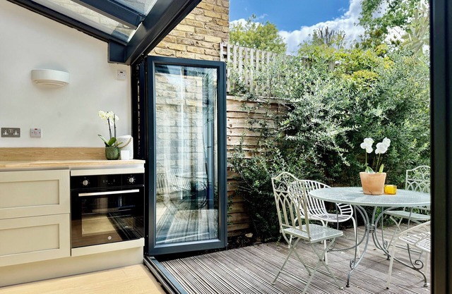 Luxury Richmond Apartment 3Bd/2bthm w Garden/Parking (child/pet friendly!)
