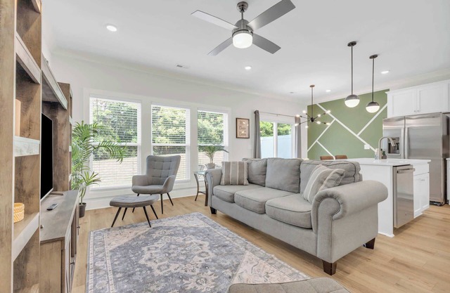 Luxury Stay 2 min to Downtown, King Bed BRAND NEW