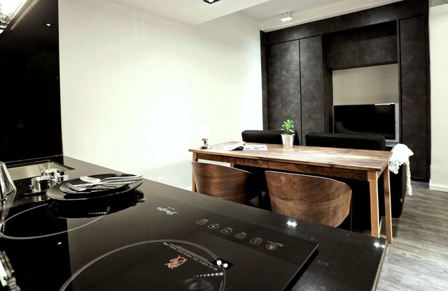 Luxury Studio Apartment Near Causeway Bay [1]