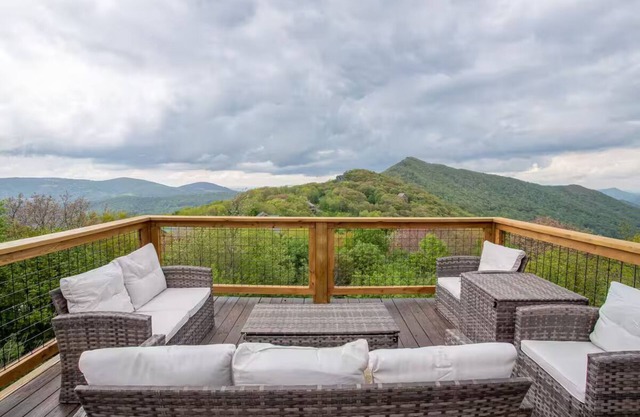 Luxury VIEWS from 4700', Hot Tub, Fire Pit, Modern Rustic 5BR with huge deck!