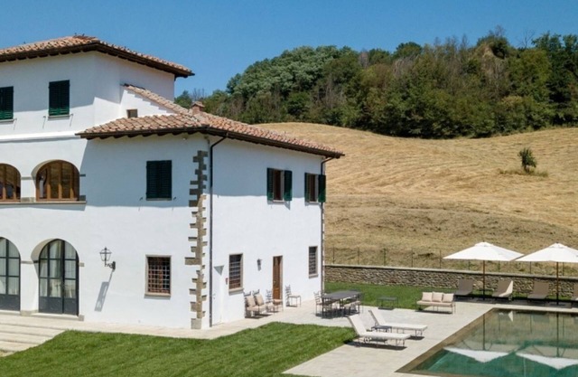 Luxury villa in panoramic location 30 minutes from Florence