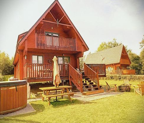 Luxury Waterfront Retreat I Deluxe Lodge I Private Hot Tub & Sauna