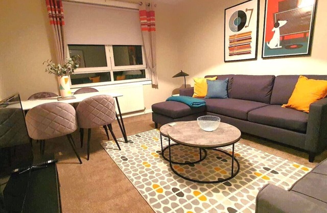 Mackie House: A fully equipped house in a residential area within the costal town of Port Glasgow