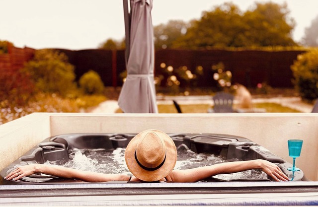 Magnificent Penn-Ar-Bed villa with jacuzzi, seafront