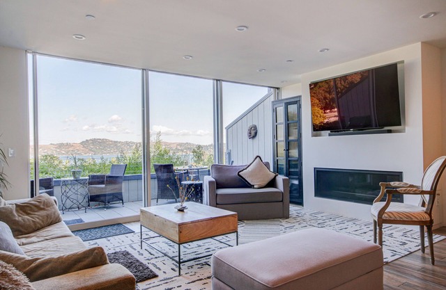 Magnificent view, spacious, fully remodel, great access, and more.