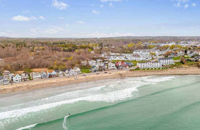 Maine Oceanfront Cottage- Steps away from Long Sands Beach!