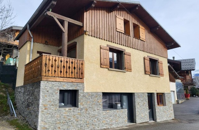 Maison de moyenne montagne baignée par le soleil