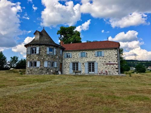 Maison spacieuse avec vue sur la montagne à Naucelles