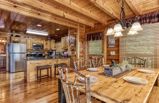 Majestic Mountain View - Great Location! - Convenient To Everything! 2 Bedroom Cabin by RedAwning