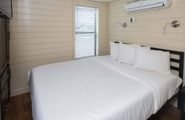 Making The Best Memories Along The Way! FREE Parking, Pool, Pets Allowed!