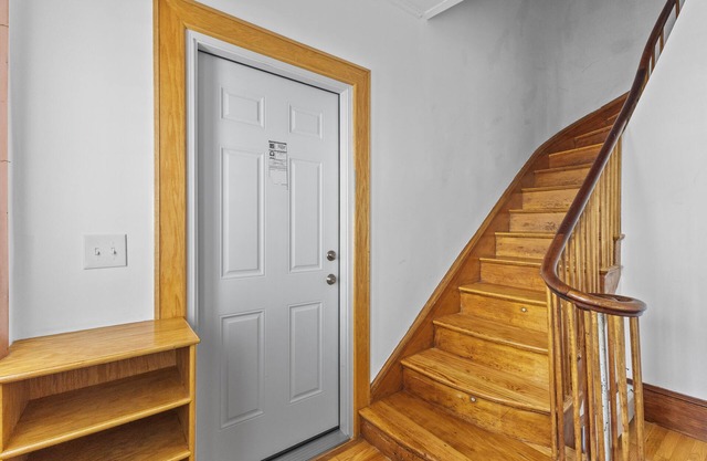 Malden 3Br Apt on 2F/with Free parking/WiFi/Windows AC