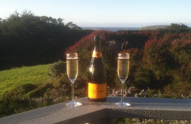 Mandolin Wind - Private retreat with filtered ocean view and hot tub