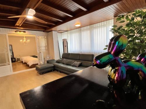 Mangwon Market 1min, Mangwon Station 3min, Korean-style accommodation, 4room, 12ppl