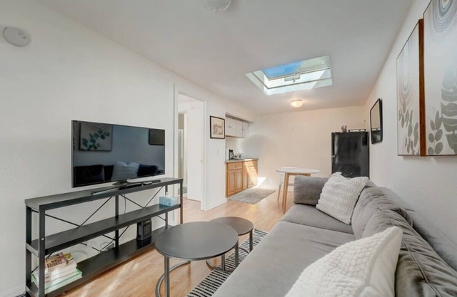 @ Marbella Lane -Cozy 1BR Studio in Palo Alto DWTN