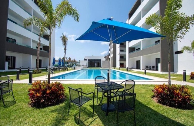 Marina Cerritos: Rooftop, Pools & Near Beach