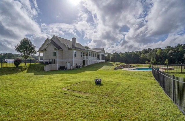 Mars Landing- 4-bedroom house in enchanting Fayetteville with fitness room