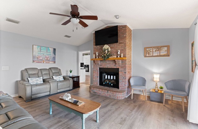 Marshfront pet-friendly home!