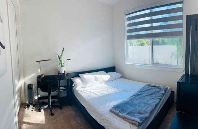 MASTER BEDROOM in New townhome in Central Fremont with AC.5 mins to Kaiser Tesla