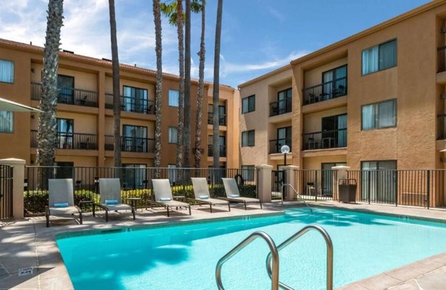 Maximum Comfort! Pet-friendly Unit, Outdoor Swimming Pool, Near Huntington Beach