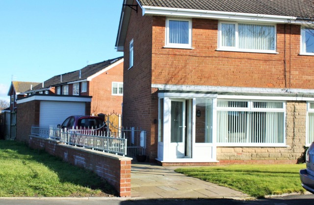Mayfield stay 4 to 30 days in 3 bed semi, 2mins to A585. Dogs welcome