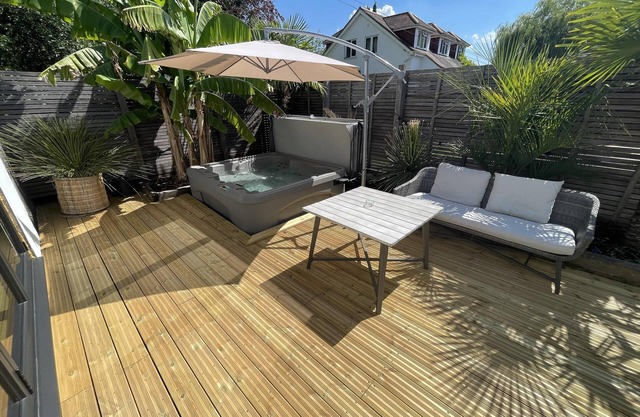 Maygrove Retreat - Sleeps 2 - Jacuzzi - Parking