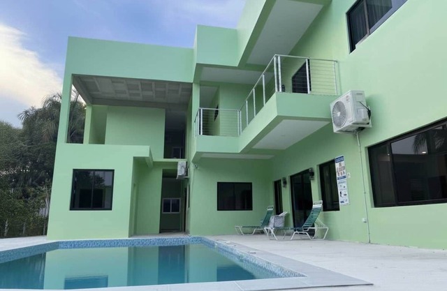 MeMe’s Place – Macaw