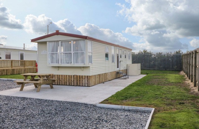 MERIC STONE HOLIDAY LETS CARAVAN 1, family friendly in Castlerock