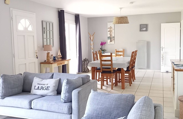 Meublé de tourisme 3 *, terrace and fenced garden.