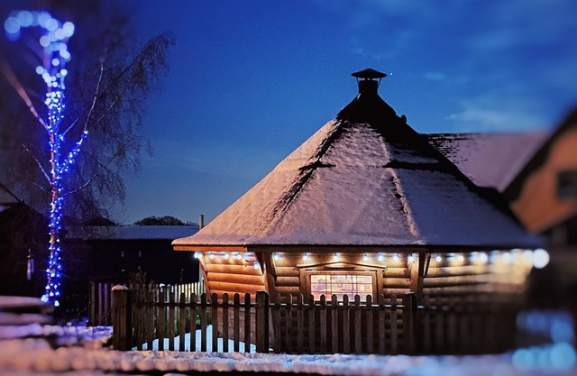 Milne’s Corner luxury Yurt at Peake’s Retreats glampsite. Sleeps 6 with hot tub