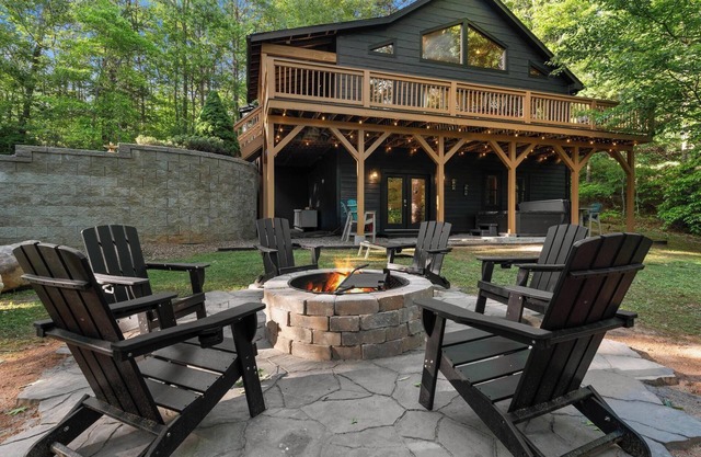 Mins to Highlands | Hot Tub, Fire Pit, Game Room