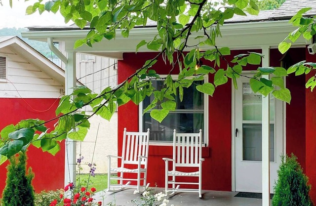 Minutes from Skiing & Snow Tubing! Easy access, no 4x4 needed!