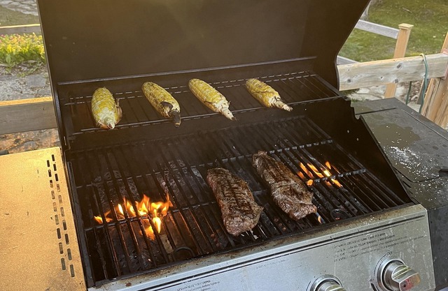 Minutes from the beach, large 3 bedroom, huge yard, fire pit,outdoor bar,hot tub