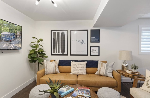 Minutes from the Strip - Nightlife and Dining!