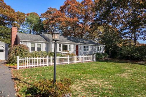 Minutes to Craigville Beach Private Patio and Backyard