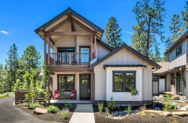 Minutes to Deschutes River Trail with Hot Tub & Fire Pit!